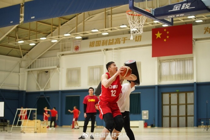 中國籃球之隊官博：大塊頭 大能量 祝李炎哲25歲生日快樂(lè )！
