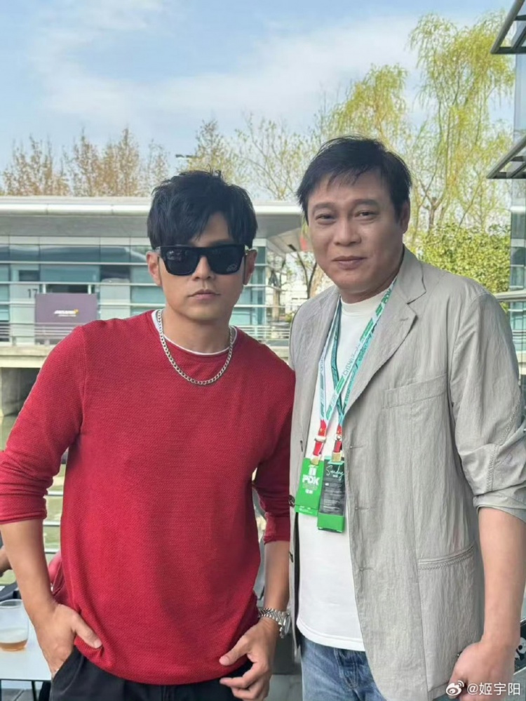 上海觀(guān)戰F1！記者曬范志毅與周杰倫合影照