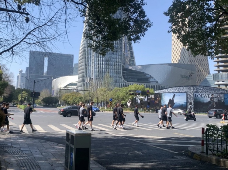 心態(tài)放松，有網(wǎng)友拍到澳大利亞隊早上在萬(wàn)象城citywalk