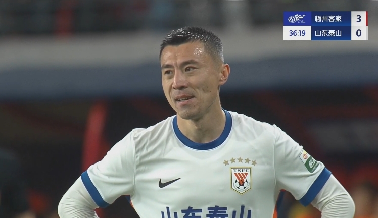 34分鐘0-3落后！36歲鄭錚苦笑36歲大雷沮喪 替補席黃政宇神態(tài)輕松