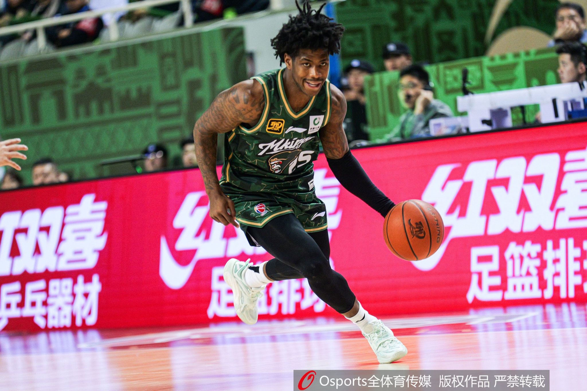 這外援猛得很！肯德里克-戴維斯16投12中&罰球18中15砍43分6板9助