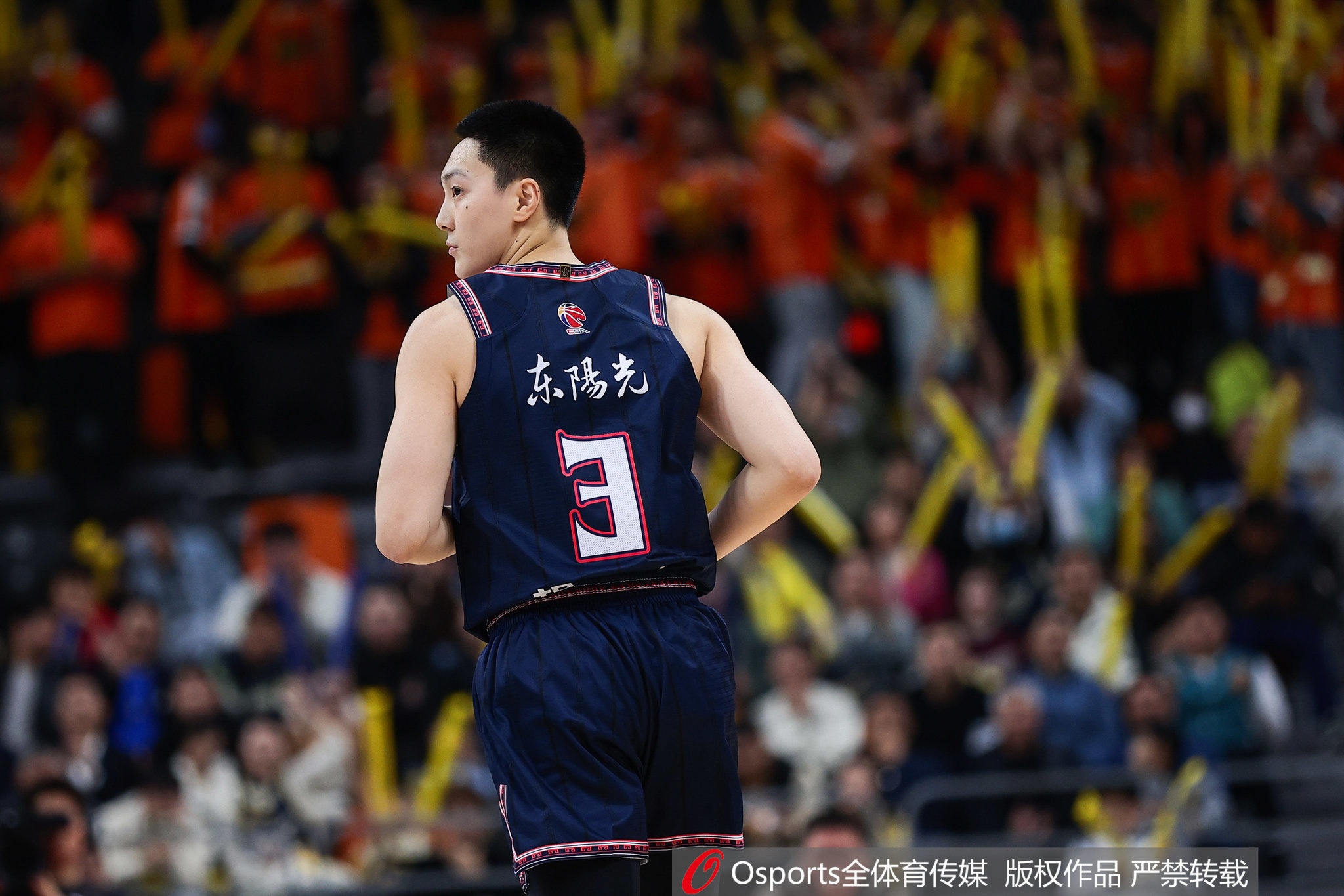 穩穩當當！胡明軒上半場(chǎng)6中4得10分1板6助1斷 三分4中2